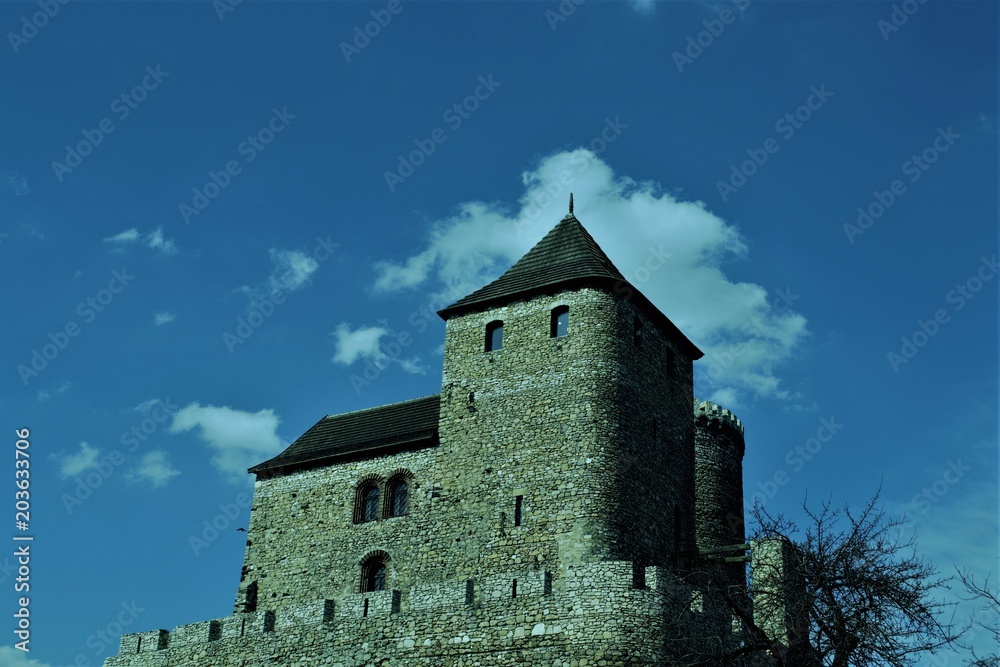 Fototapeta premium облако на синем небе над старинным замком