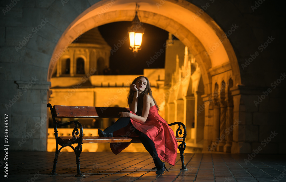 Obraz premium date in night city. girl wait for date on bench.