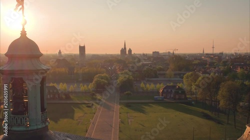 Schlossplatz in Muenster mit Drohne Anfahrt auf Muenster