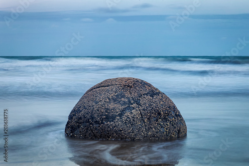 Fotografia Evening view of perfect spherical stone at Moeraki boulders beach, New Zealand