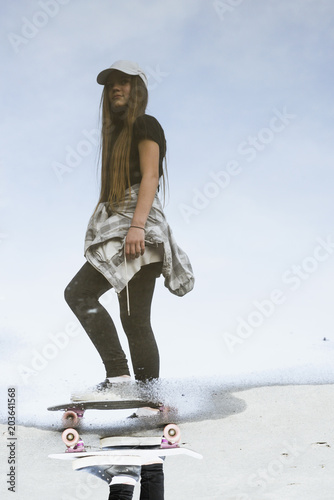 skatebord girl reflection photo