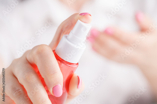 Bild auf Leinwand hand holding spay bottle