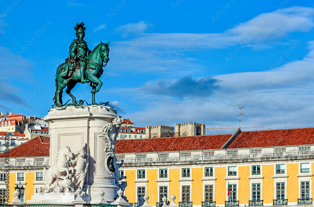 Statue King Jose I in Military-Kleidung auf seinem Pferd auf der Praca Comercio in Lissabon