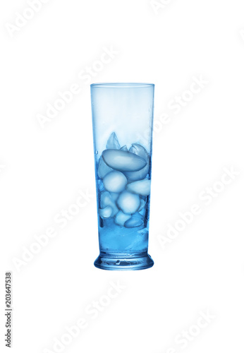 szklanka z kostkami z lodem