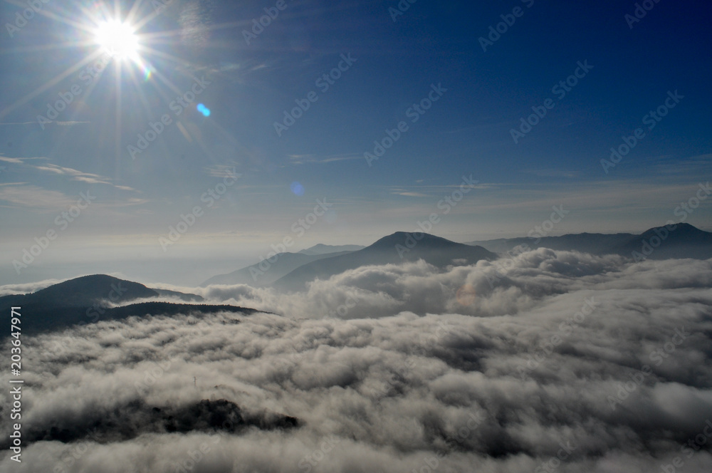 Niebla y montañas 