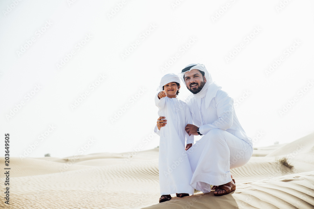 Naklejka premium father and son spending time in the desert