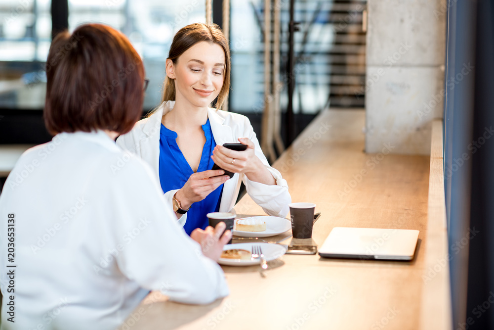 Fototapeta premium Business women sitting in the cafe