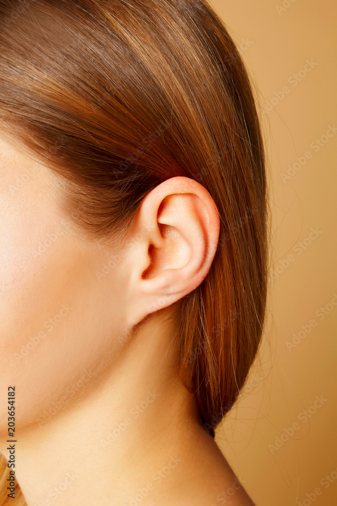 Fototapeta premium Ucho kobiety z bliska, koncepcja anatomii
