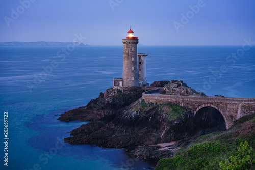 Leuchtturm Phare du Petit Minou in der Bretagne bei Sonnenuntergang