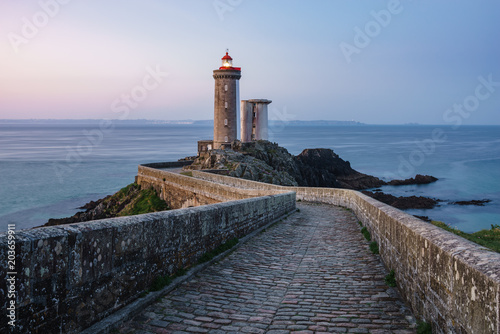 Leuchtturm Phare du Petit Minou in der Bretagne bei Sonnenuntergang