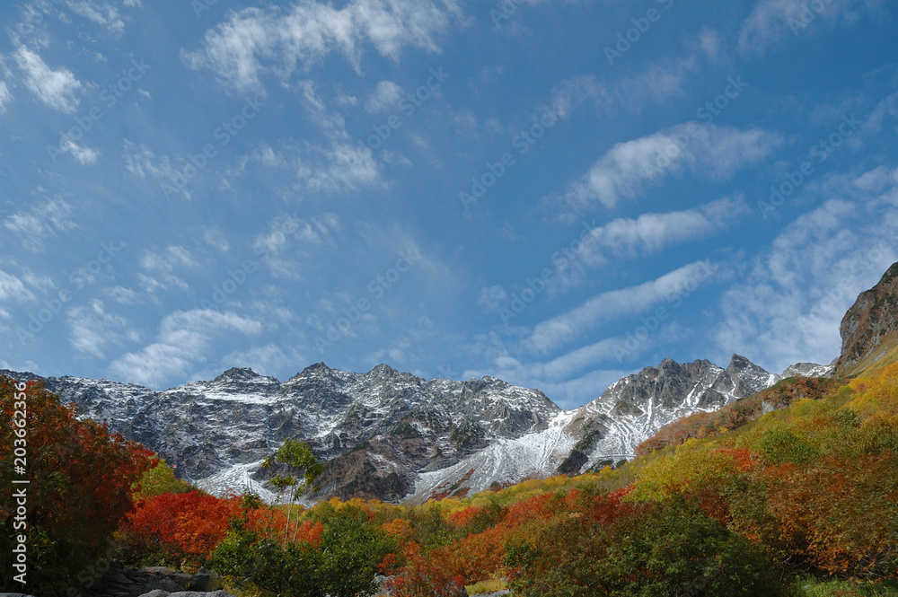snowy mountains and autumn sky @Karasawa-curl. Kamikochi / 涸沢カールの三段紅葉と秋の空 ＠上高地