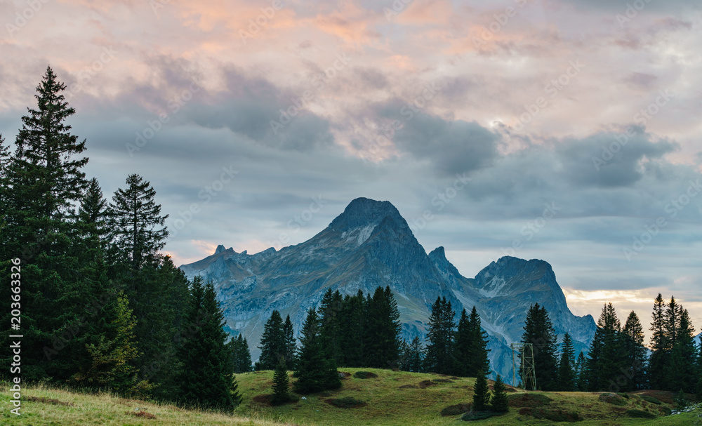 Obraz premium Wanderung am Hochtannbergpass zum Körbersee