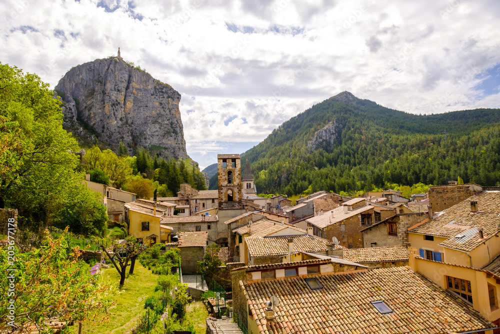 Vue panoramique sur le village de Castellane et le roc. Alpes de Haute Provence, France. Printemps,