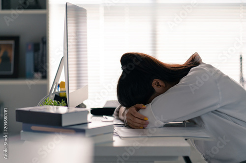Papier peint Businesswoman she was lying on the table, she was tired of working in the office