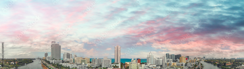 Fototapeta premium Miami Beach sunset skyline, panoramic aerial view from Canal