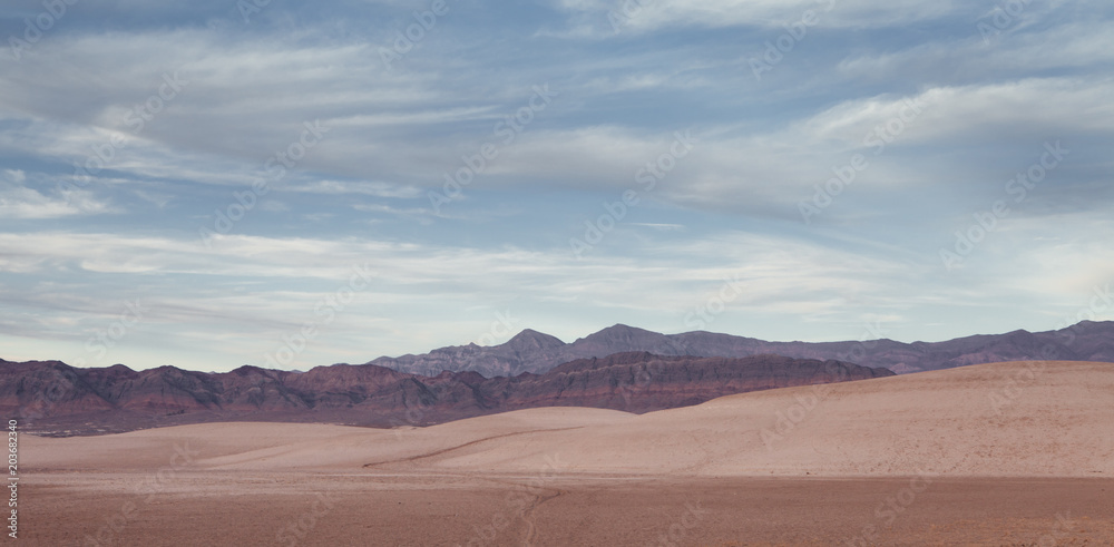 Fototapeta premium panoramic view death valley with some mountains on the back 