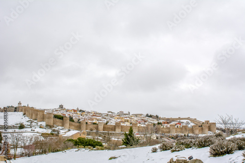 Vista de la ciudad histórica de Avila Nevada en un día de invierno, Castilla y León, España