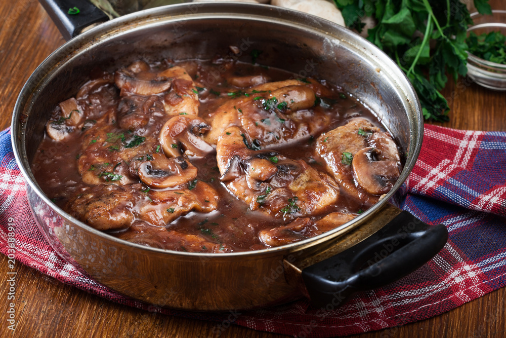 Fototapeta premium Delicious chicken marsala on frying pan