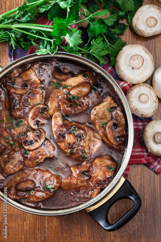 Принти на полотні Delicious chicken marsala on frying pan