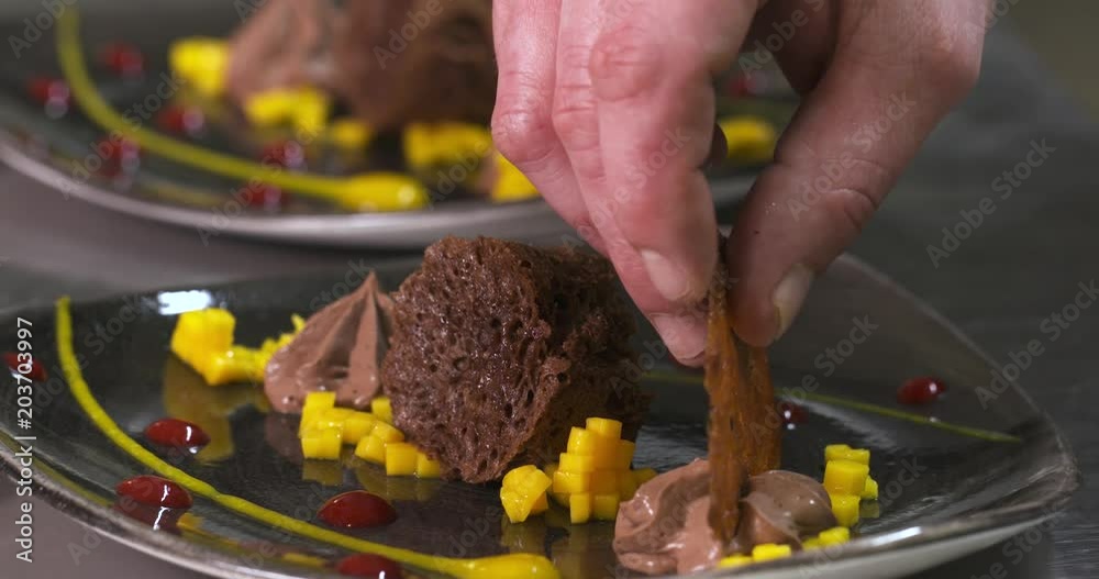 préparation d'un dessert dans un grand restaurant 