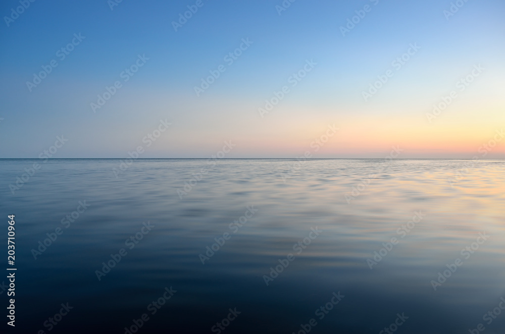 Naklejka premium Panorama fal morskich na tle świtu