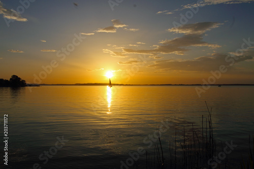 Sonnenuntergang mit einem Segelboot.
