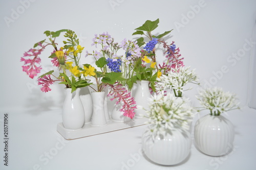 Frühlingsblumen, Blumensträße in verschiedenen Vasen