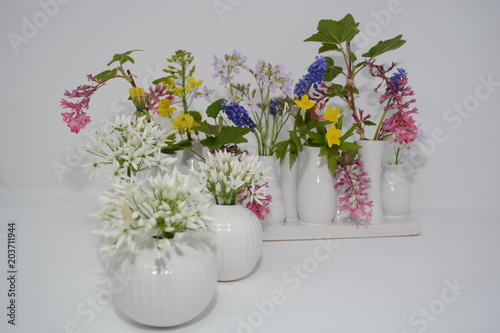 Frühlingsblumen, Blumensträße in verschiedenen Vasen