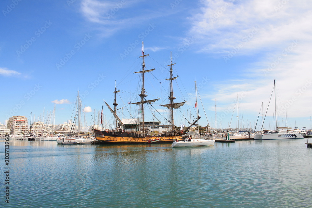 La grande Motte, Station balnéaire et port de plaisance à proximité de Montpellier
