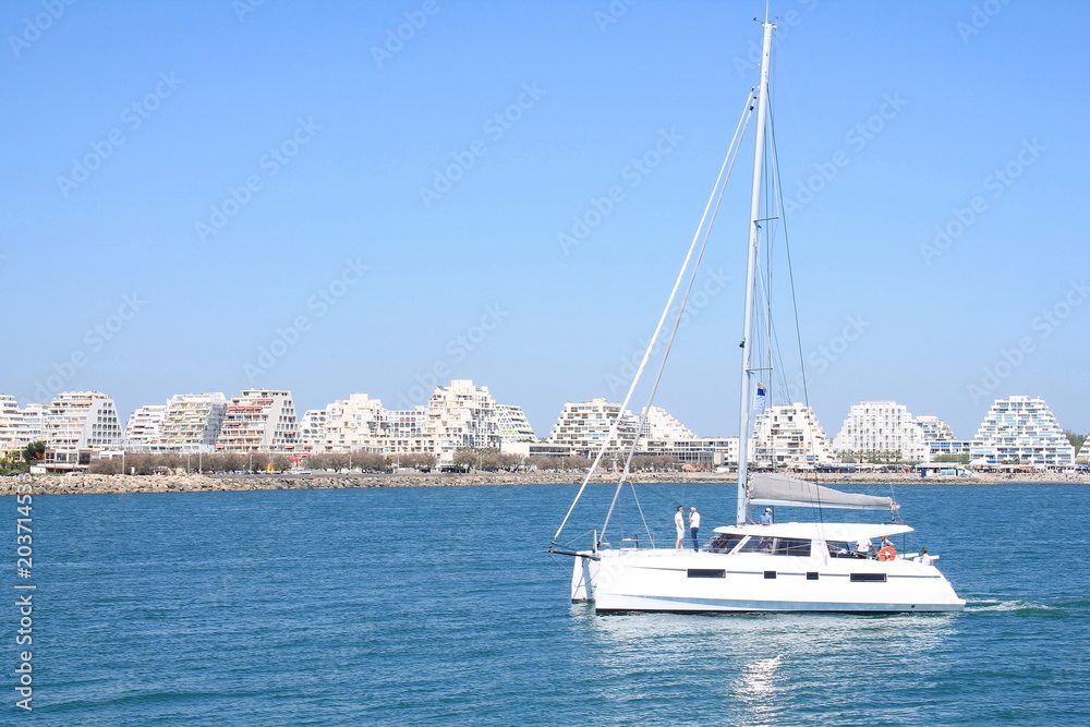 La grande Motte, station balnéaire et port de plaisance à proximité dans l'Hérault