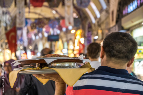 Canvas Print Mann transportiert Essen auf Tablett. Der große Basar, Istanbul