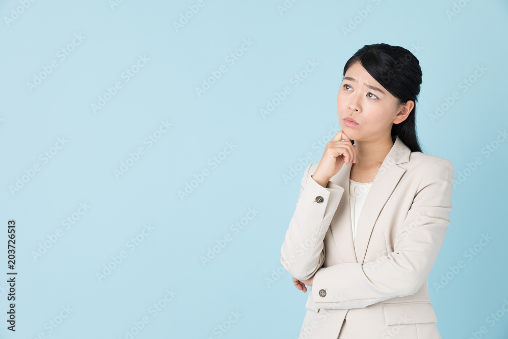 ビジネスウーマン　ブルーバック