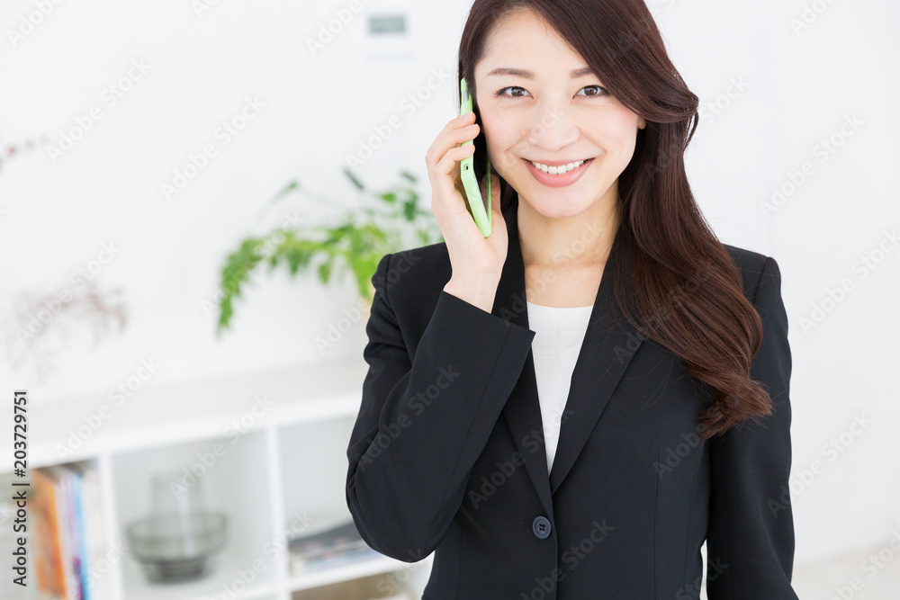電話をする女性 ビジネス 電話をする女性 ビジネス