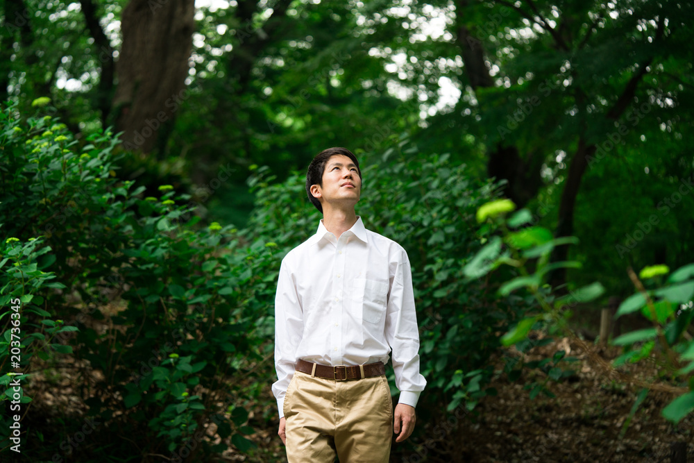 散歩をする男性 散歩をする男性