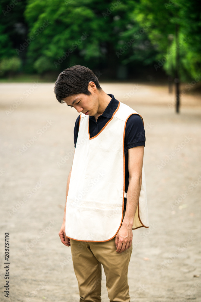 落ち込む介護士