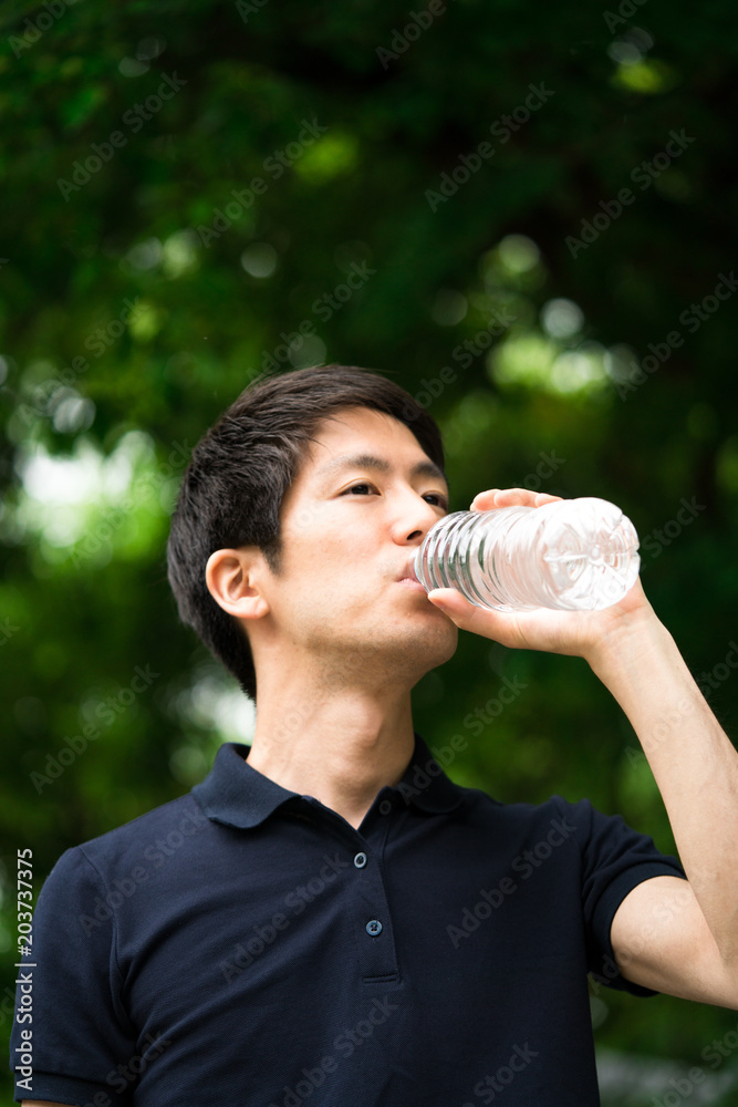水を飲む男性 水を飲む男性
