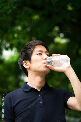 水を飲む男性