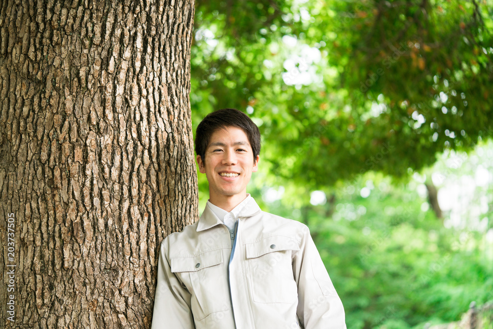 木に寄りかかる男性 Stock Photo Adobe Stock