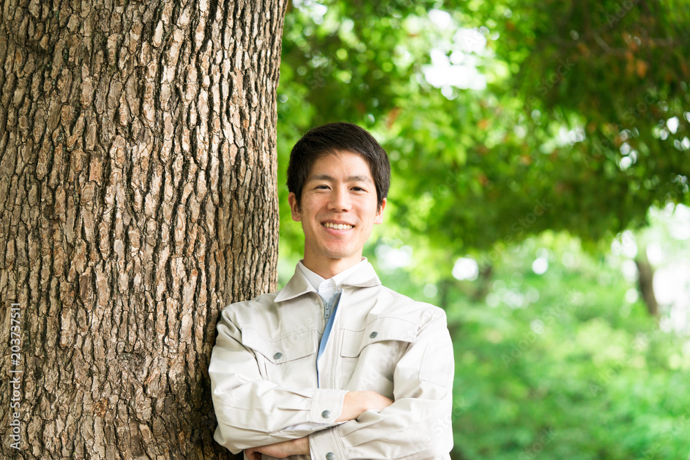 木に寄りかかる男性 Stock Photo Adobe Stock