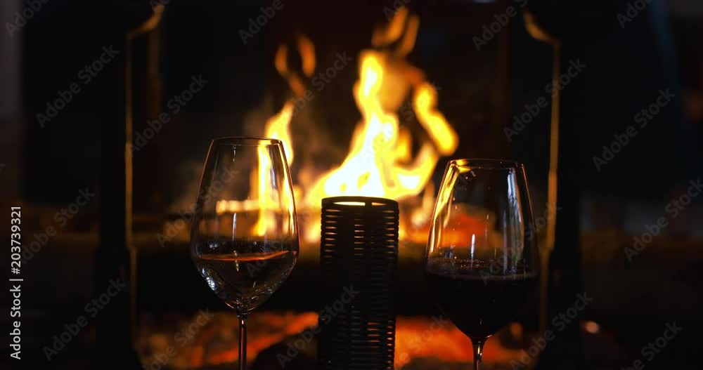 verre de vin avec feu de cheminée en arrière-plan