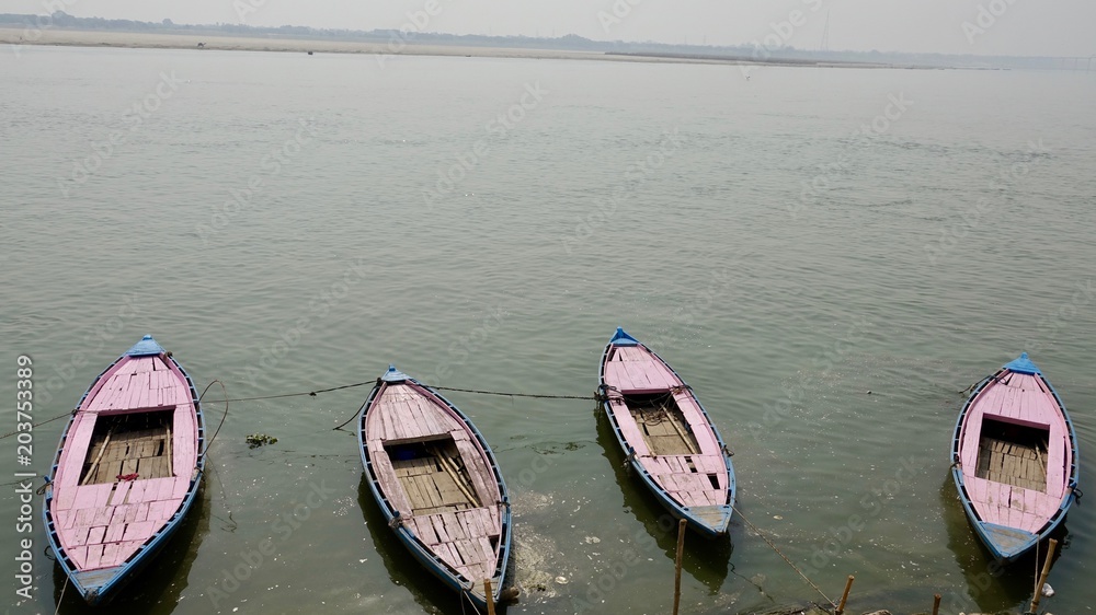 Boote, Schiffe im Ganges bei Varanasi, Indien 