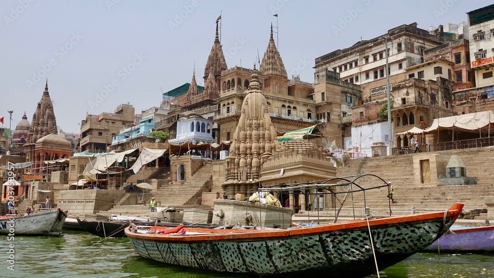 Boote, Schiffe im Ganges bei Varanasi, Indien 