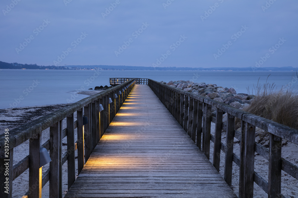 Obraz premium Podświetlany drewniany chodnik, Niendorf, Morze Bałtyckie, Timmendorfer Strand, Zatoka Lubecka, Szlezwik-Holsztyn, Niemcy, Europa