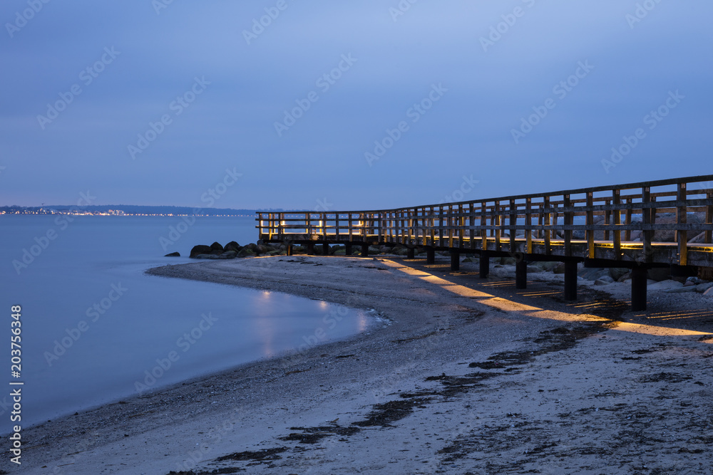Obraz premium Beleuchteter Holzsteg, Niendorf, Ostsee, Timmendorfer Strand, Lübecker Bucht, Schleswig-Holstein, Deutschland, Europa