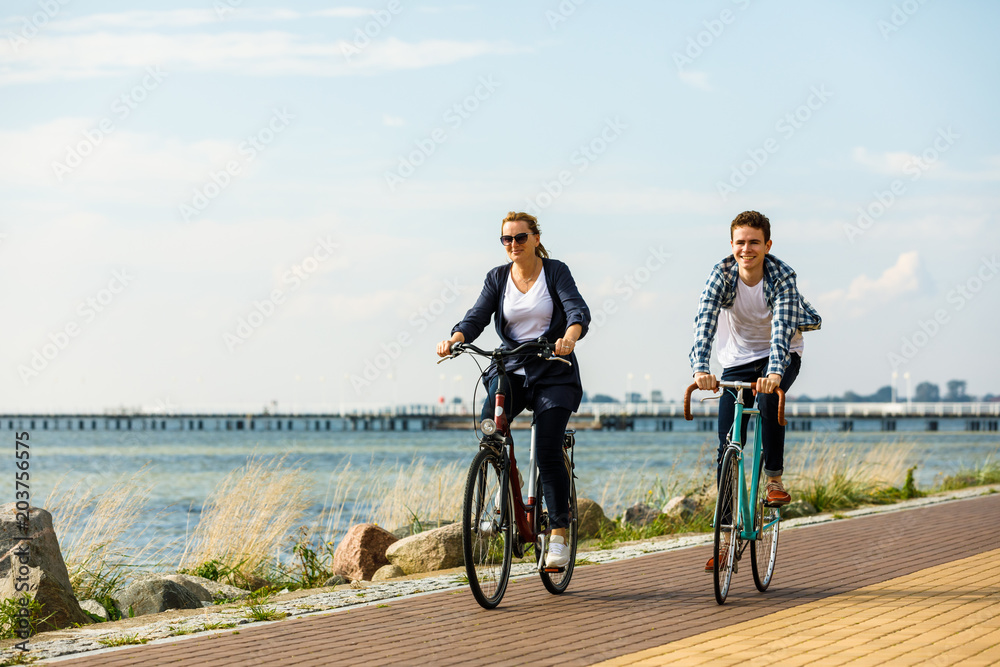 Obraz premium Healthy lifestyle - people riding bicycles