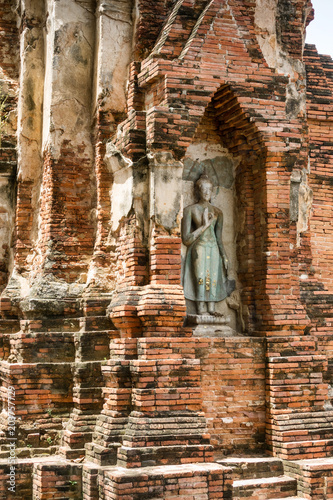 Buddhistische Statue im Wat Mahathat in Ayutthaya, Thailand