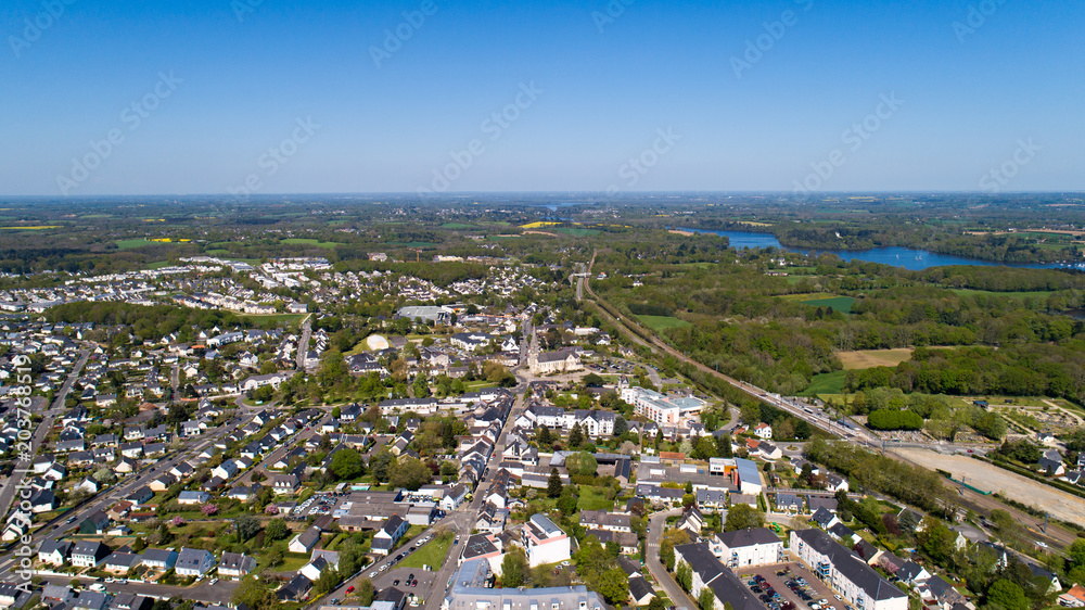 Vue aérienne du centre-ville de La Chapelle sur Erdre en Loire Atlantique