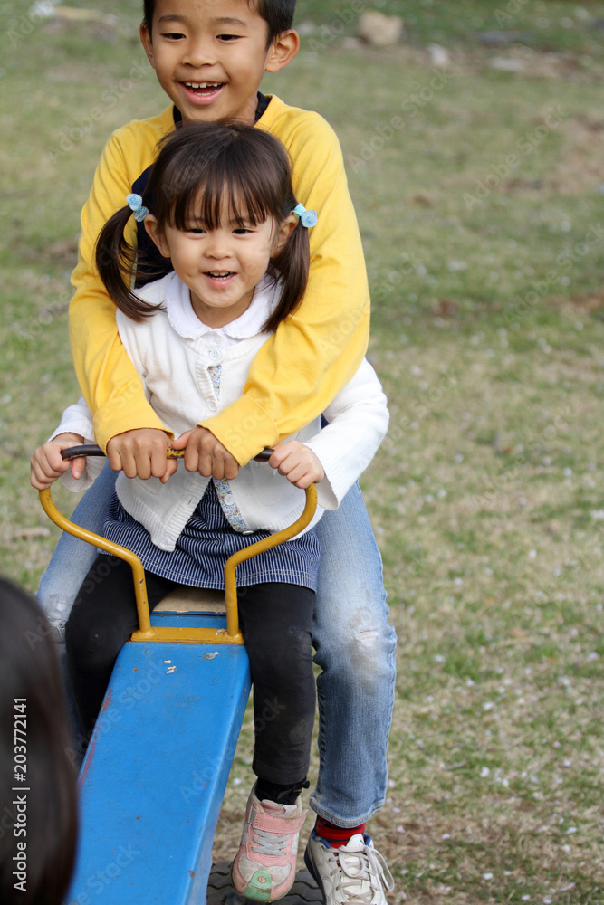 シーソーで遊ぶ兄妹(8歳と3歳) シーソーで遊ぶ兄妹(8歳と3歳)