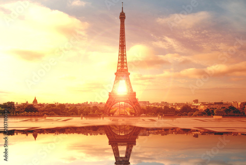 la Torre Eiffel dopo il temporale al tramonto
