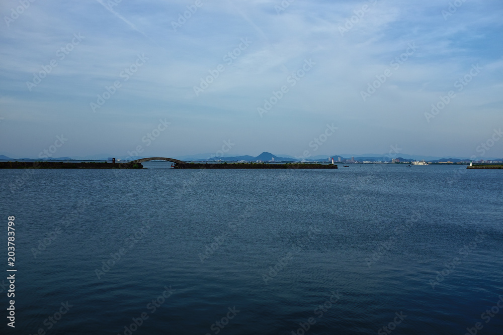青色の琵琶湖と空の様子